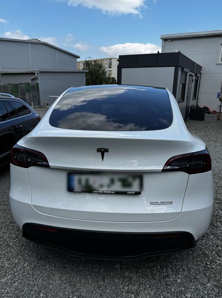 Tesla Model Y po oprave preliačin v AL-Auto