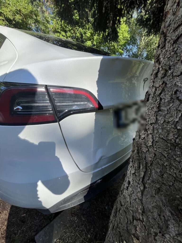 Tesla Model Y s preliačinou pred opravou
